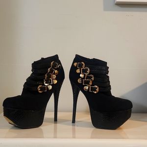 5' blsck Heels sz 6